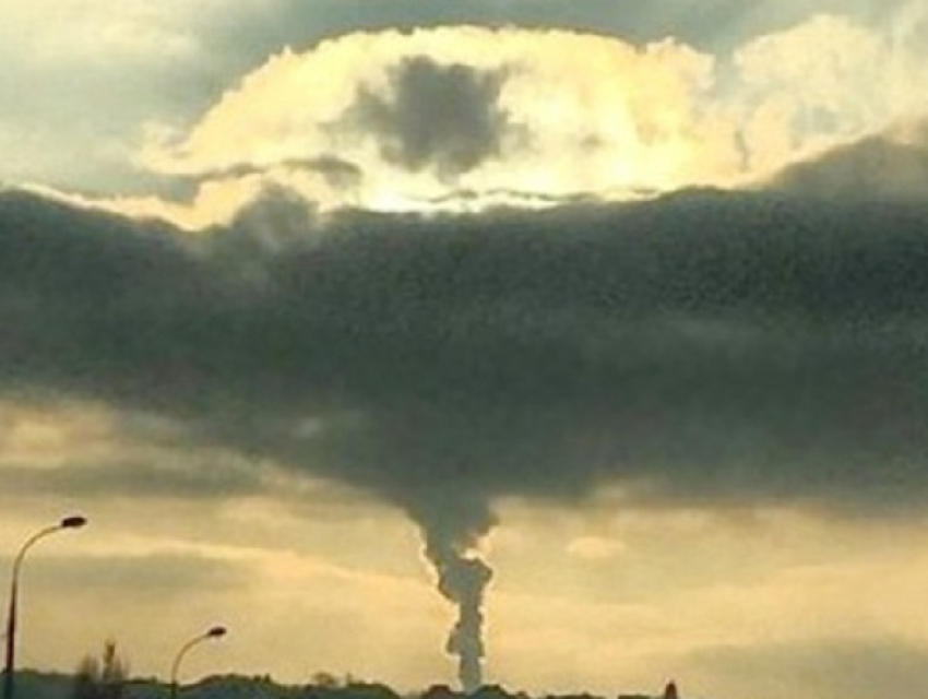 Облачный «ядерный грибок» образовался в небе недалеко от Шахт