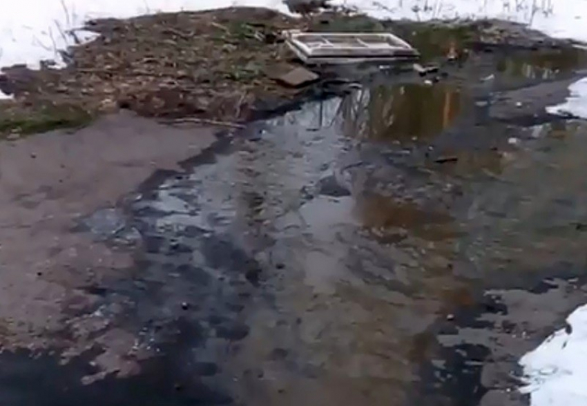 «Как текло, так и течет»: жители Машзавода пожаловались на постоянные порывы водопровода
