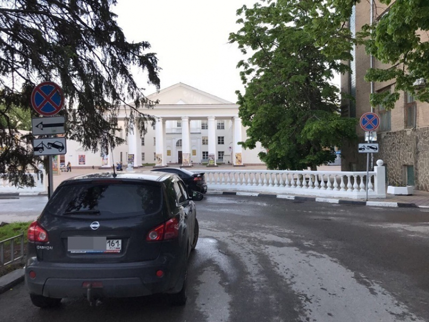 Шахтинец возмущен расположением дорожных знаков на проспекте Клименко