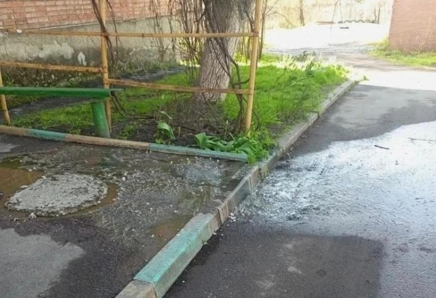 Два многоквартирных дома на улице Врубовой затапливает канализацией