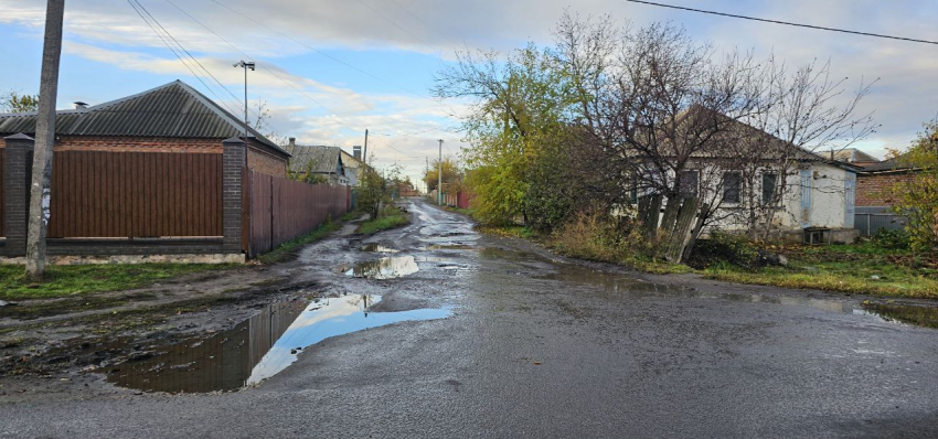 Жители переулка Горняцкий в Шахтах страдают от прорыва трубы