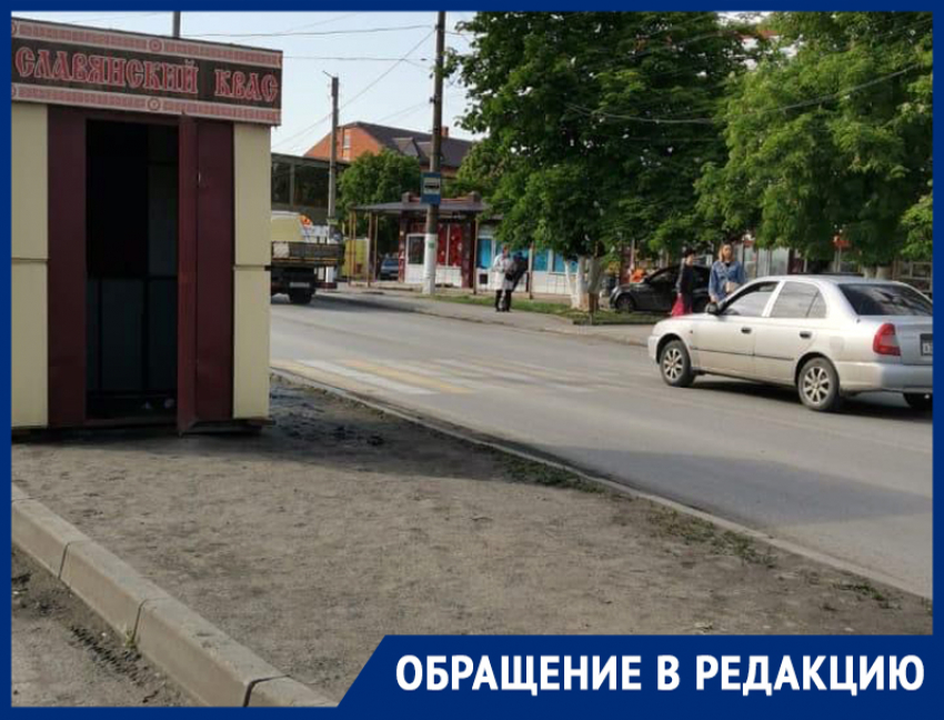 Ларек загородил обзор шахтинским водителям, которые едут в районе 10 магазина в Шахтах: Елена Маслинкова