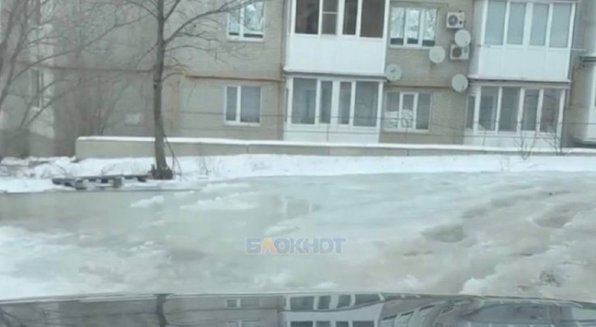 Жители улицы Искра устали от борьбы с водоканалом, который игнорирует прорыв трубы