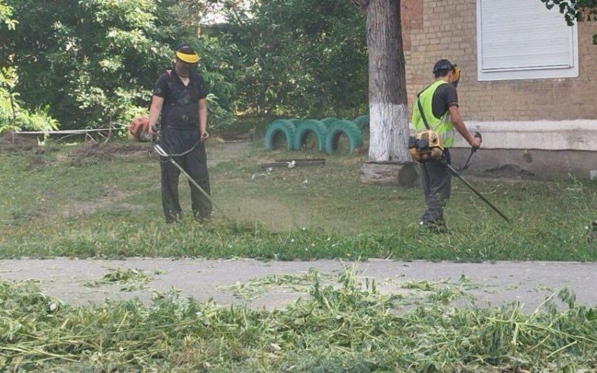 В поселке Майском покосили траву