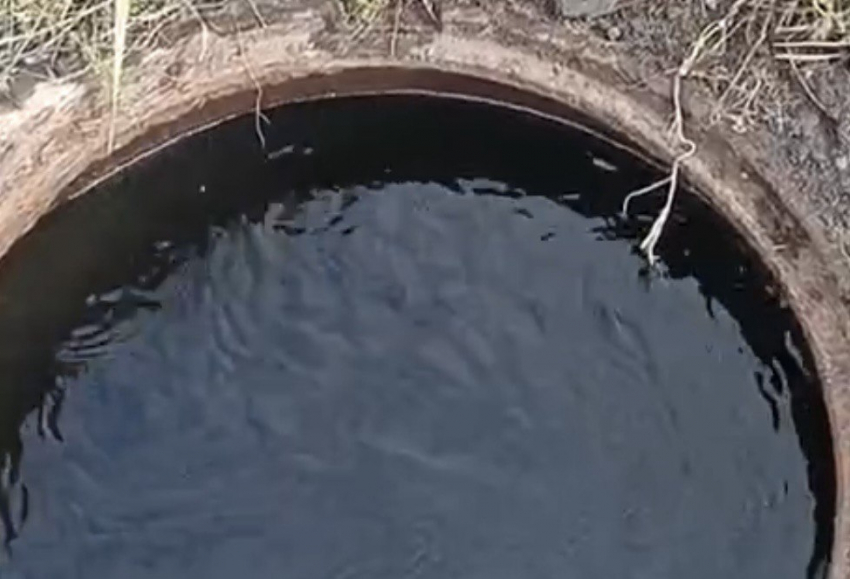 Жители дома № 42 в переулке Наседкина в Шахтах борются с затоплением 