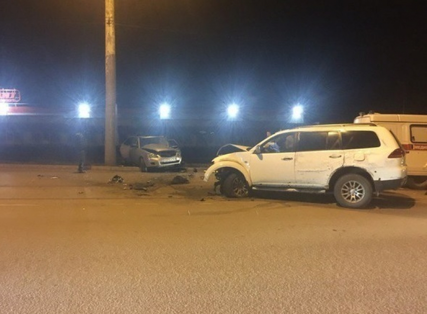 В Шахтах «Митсубиси-Паджеро» столкнулся с «Приорой» - три человека попали в больницу