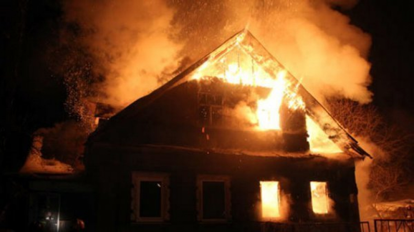 В Шахтах сгорели частный дом и автомобиль ВАЗ-2110