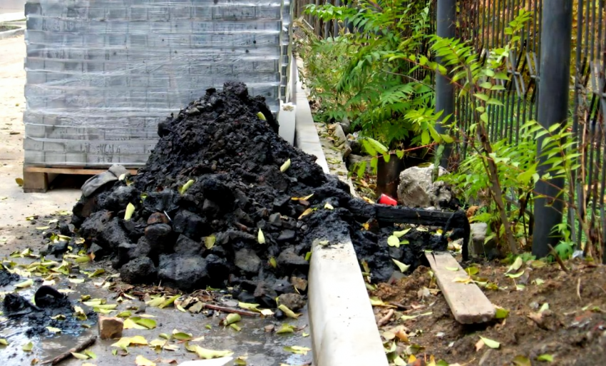 Коммунальщики устранили засор из канализации, вытащив гору камней в Шахтах