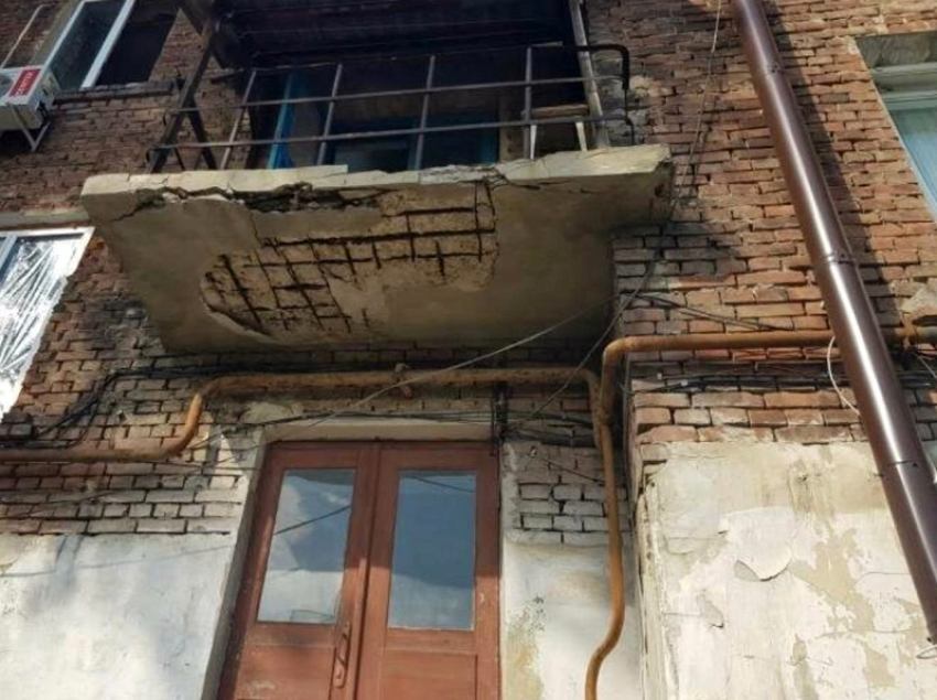 Входить опасно! Жители трехэтажки по улице Ленина опасаются нового обрушения балконов