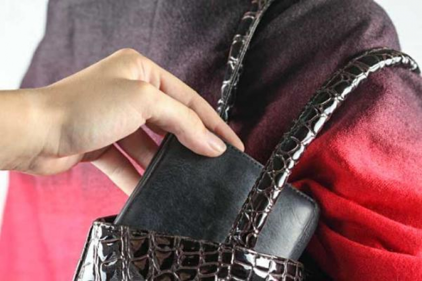 Шахтинка украла кошелек с деньгами в торговом центре