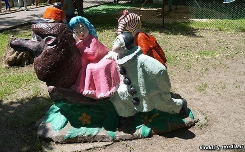 В Александровском парке появились цветные скульптуры