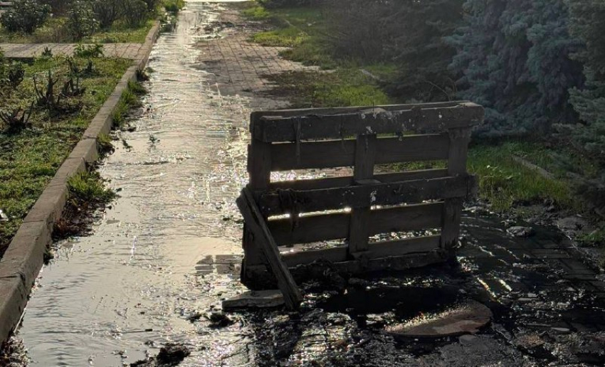 Очередной прорыв канализации в центре Шахт заливает тротуар 