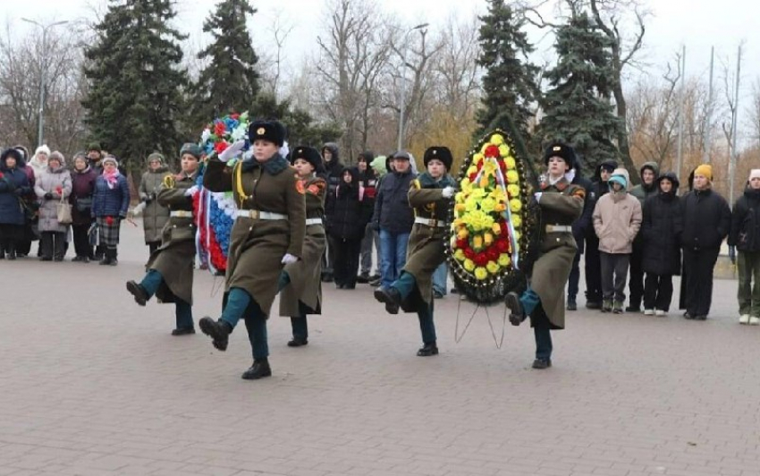 В Александровском парке возложили цветы к подножию Памятного знака  военнослужащим, погибшим в локальных войнах