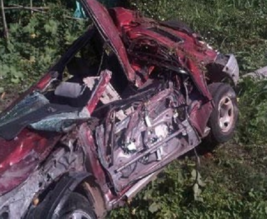 В Шахтах иномарка врезалась в дерево - водитель погиб