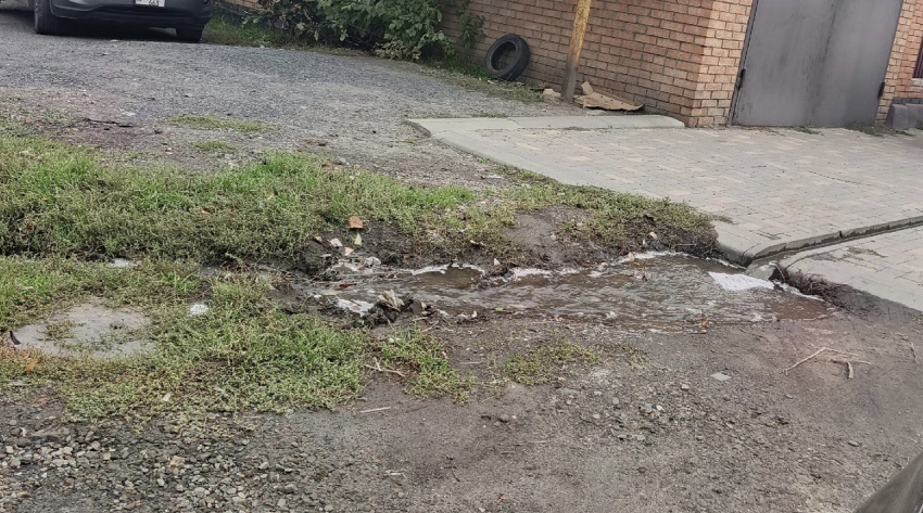 Утечка чистой воды наблюдается на улице Софийская в Шахтах