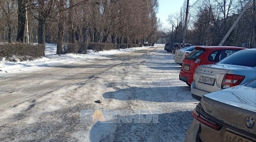 На улице Ворошилова в Шахтах образовались большие наледи из-за проблем с канализацией