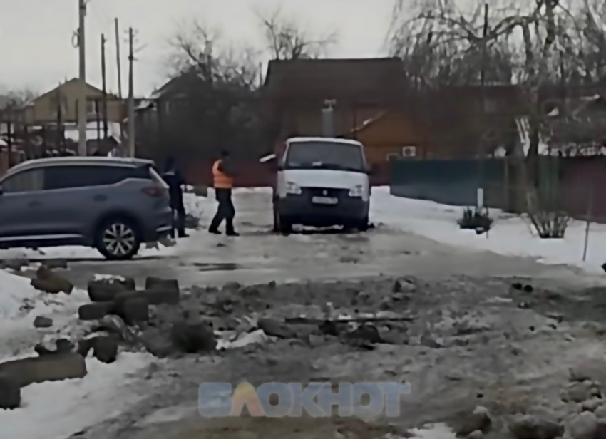 Канализационная течь заблокировала движение на улице Куйбышева в Шахтах