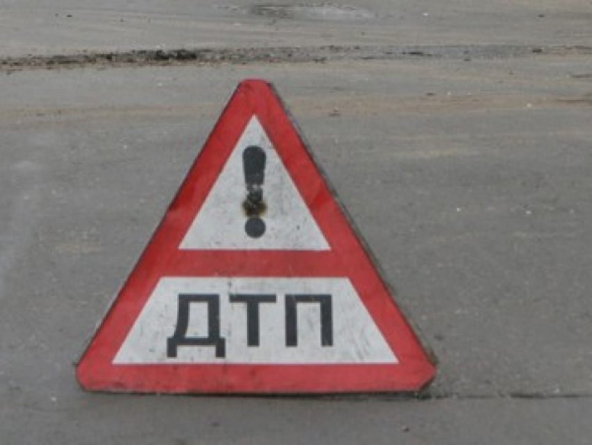 В ДТП на автодороге Новошахтинск-Гуково перевернулся автомобиль