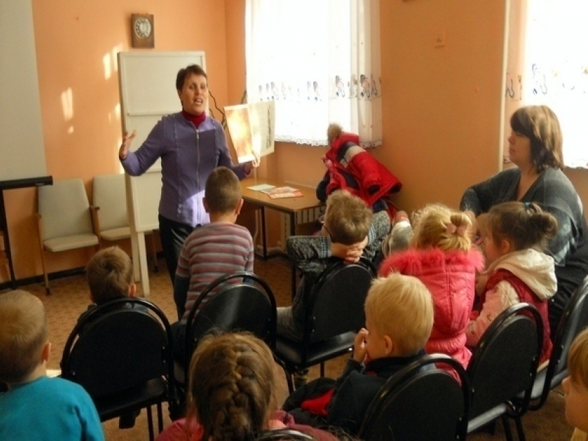 В шахтинской библиотеке провели урок об осени для малышей детского сада №44