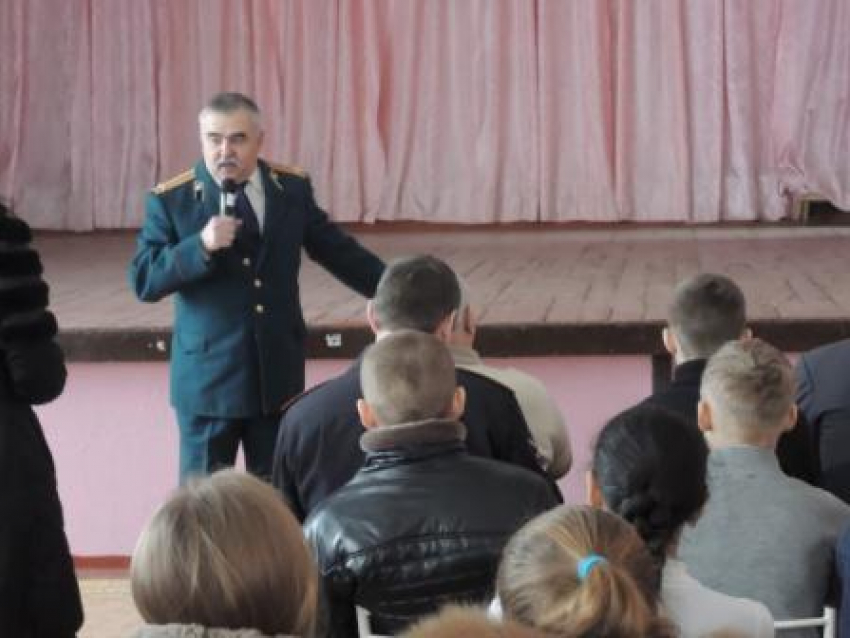 В Новошахтинске школьников агитировали по окончании учебы  вступать в ряды полиции 