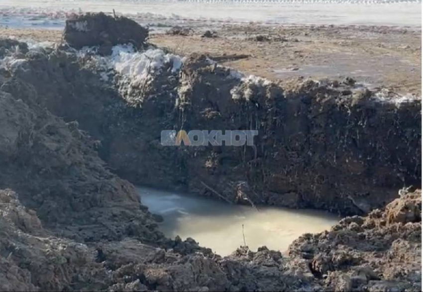 Водоканал оставил после ремонта труб огромную яму во дворе дома на Подбельского в Шахтах