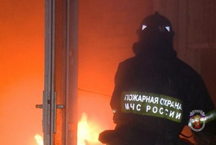 В Шахтах пожарные тушили частный дом на улице Маяковского