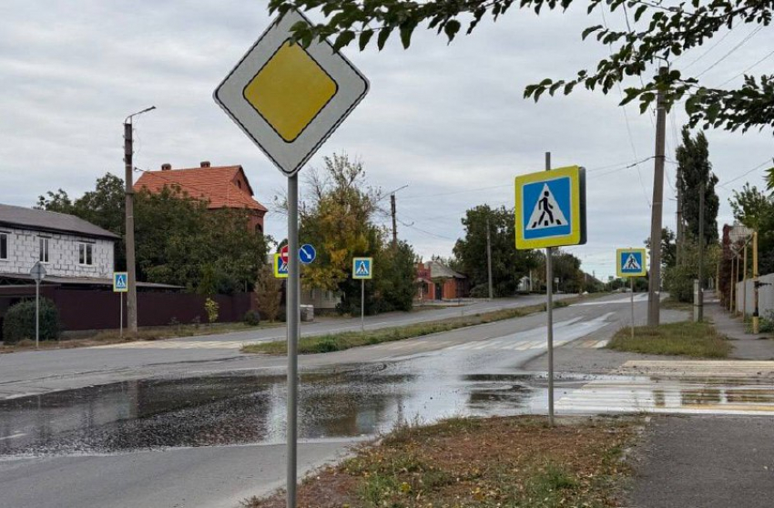 Прорыв трубы на Пролетарской в Шахтах продолжает создавать неудобства на дороге