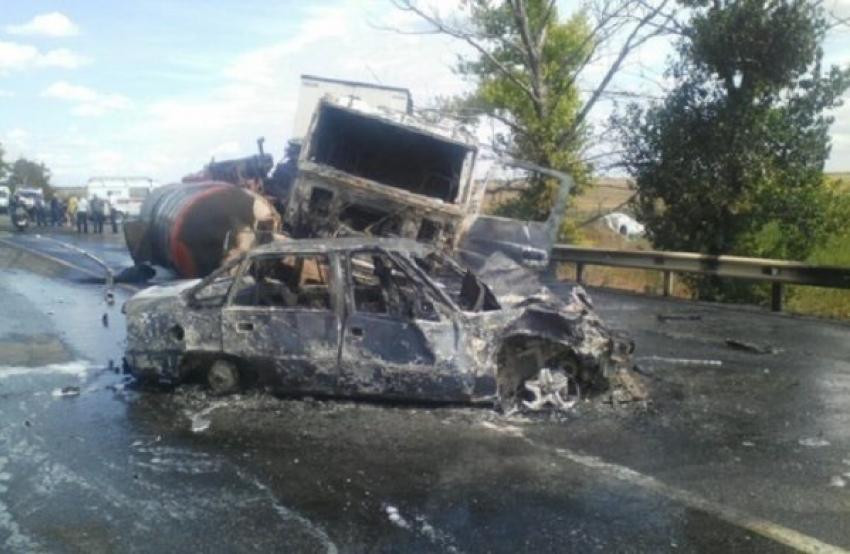 В масштабном ДТП под Шахтами сгорел бензовоз и легковушка - два человека погибли