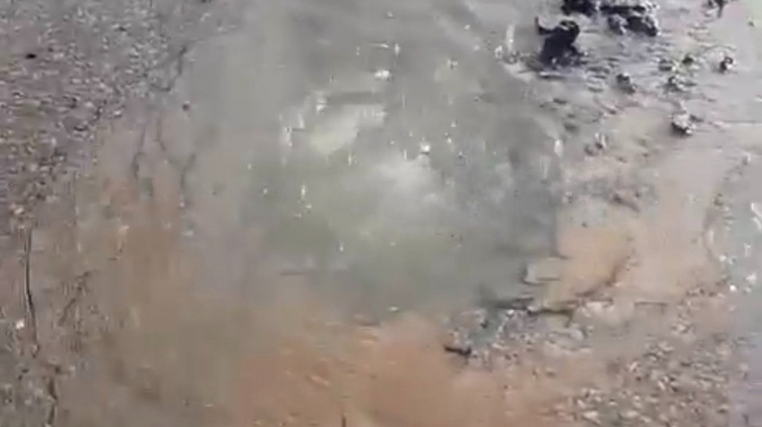 Прорыв водопроводной трубы произошел на улице Станционная в Шахтах