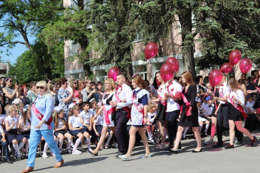 Шахтинским одиннадцатиклассникам объявили даты Последнего звонка и Выпускных в школах