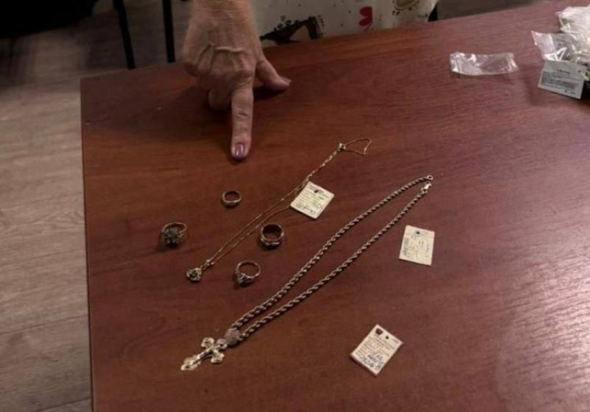 Полицейские вернули жительнице Шахт украденные ювелирные изделия