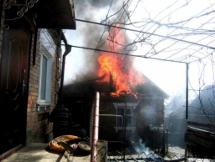 На улице Шапкина в Шахтах сгорела крыша дома и сарай