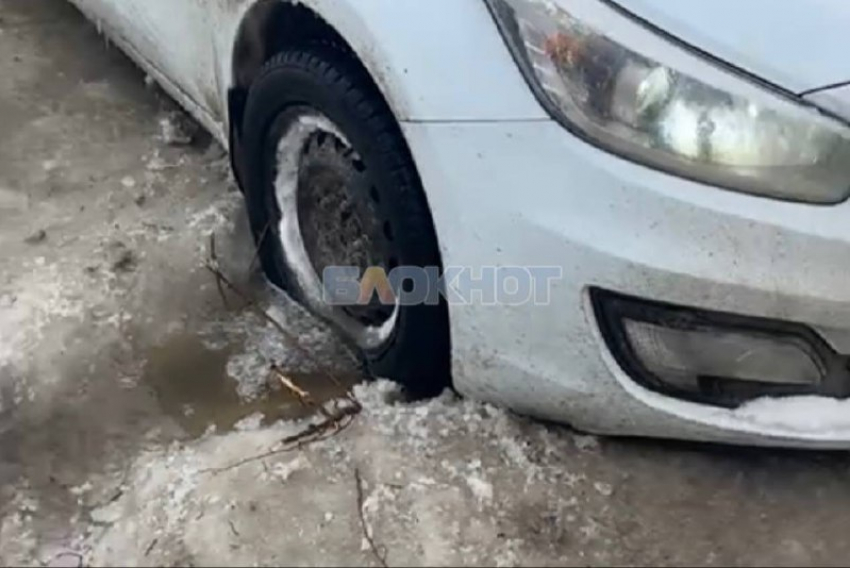 9 человек пытались вытянуть автомобиль девушки, который застрял во льду в центре Шахт