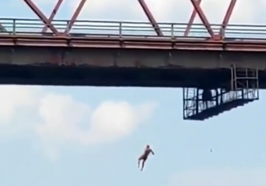 Мужчина упал в воду с 15-метрового моста