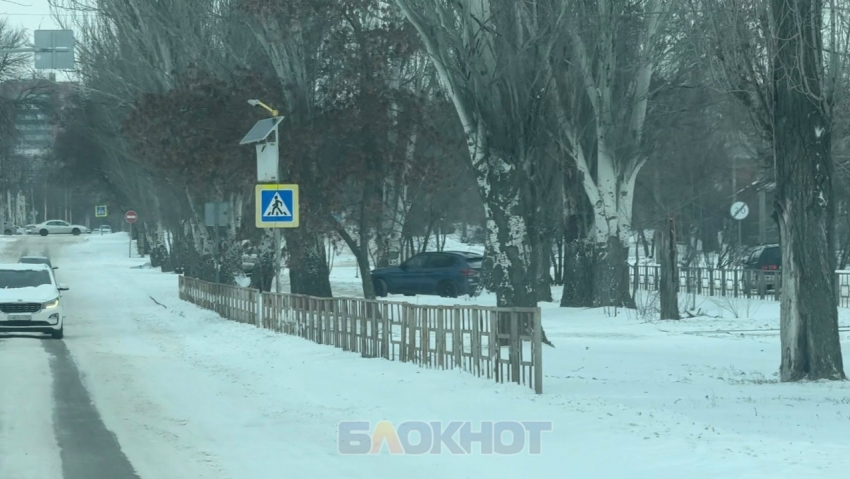 Водители вынуждены ехать по пешеходной аллее из-за порыва трубы в Шахтах