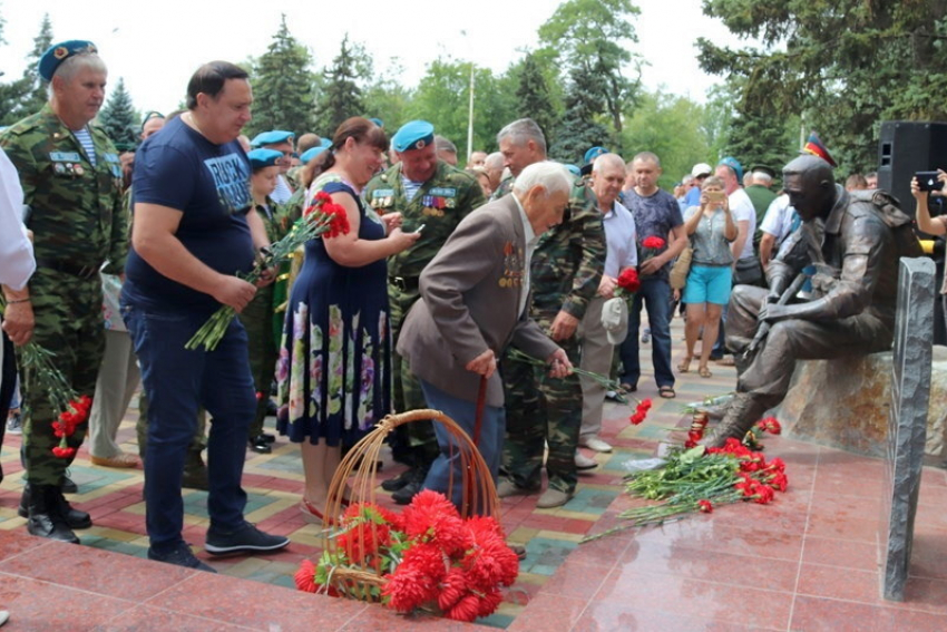 В Шахтах открыли памятник воинам-интернационалистам