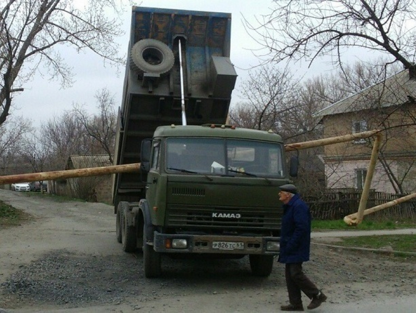 КамАЗ снес газопровод в Шахтах
