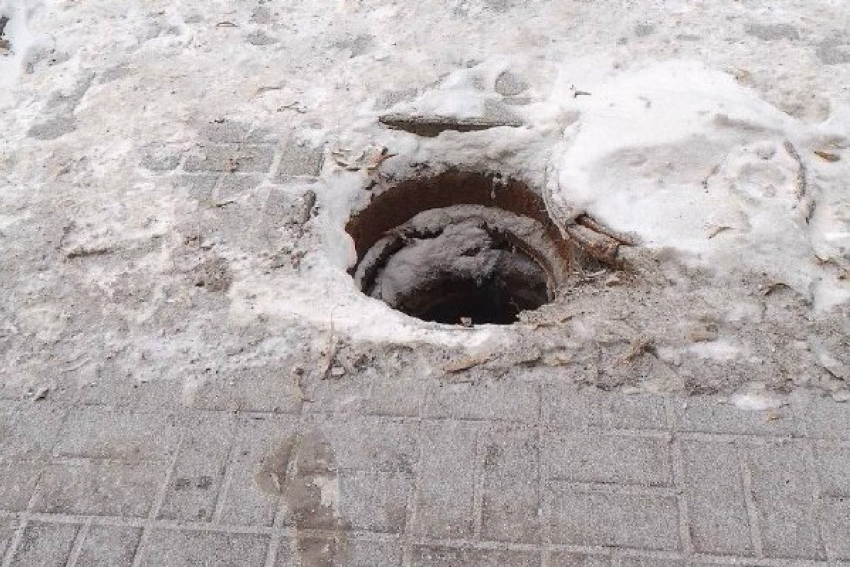 В центре Шахт на тротуаре открытый люк представляет опасность для пешеходов