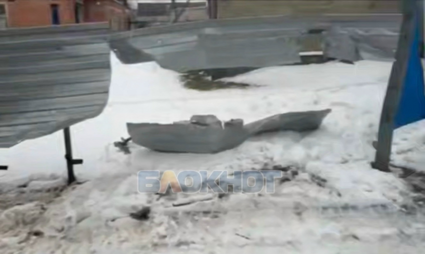 Мусоровоз снес забор в частном секторе из-за порыва воды на дороге в Шахтах