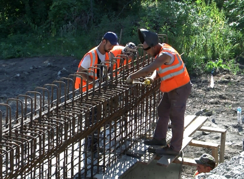 Продолжается реконструкция моста, связывающего Шахты и Каменоломни