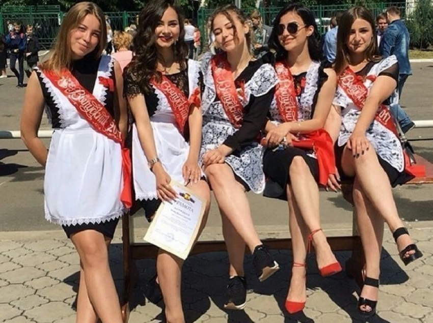 Последний звонок прозвучал для почти  трех тысяч шахтинских выпускников