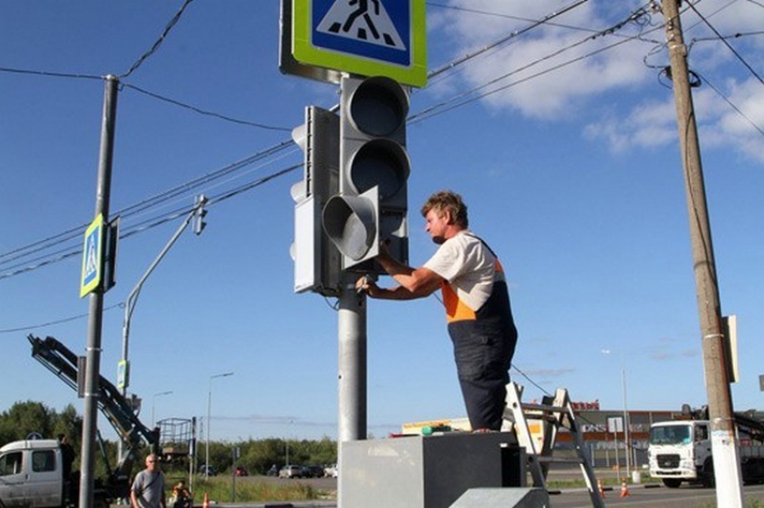 Неизвестные разобрали на запчасти недавно установленный светофор в центре города