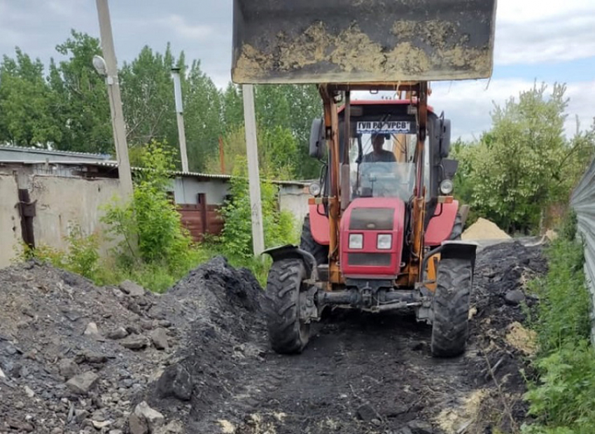 Порядка 150 метров канализационного коллектора прокладывают по переулку Минский в Шахтах