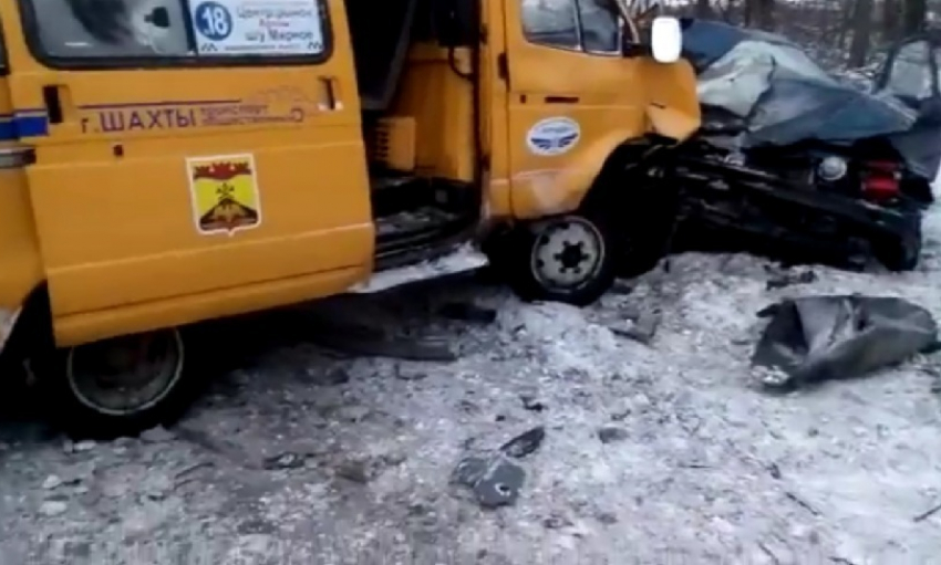В Шахтах в лобовом столкновении с маршруткой погиб водитель «Акцента»