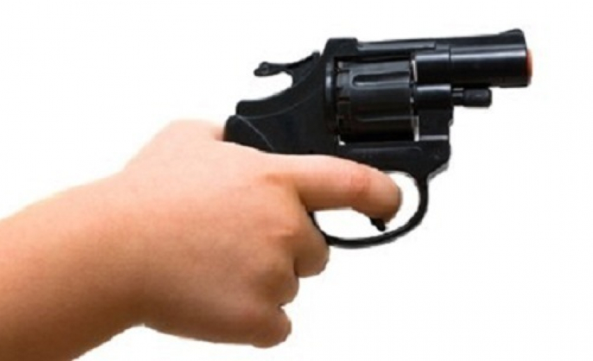 В Шахтах ребенок выстрелили из пистолета себе в голову