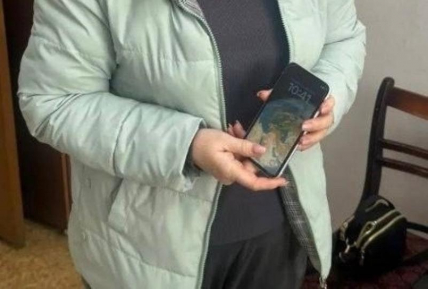 Шахтинке спустя год наконец-то вернули украденный телефон