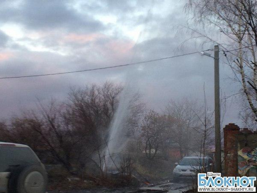 Фотофакт: в Шахтах на улице Текстильная забил коммунальный фонтан