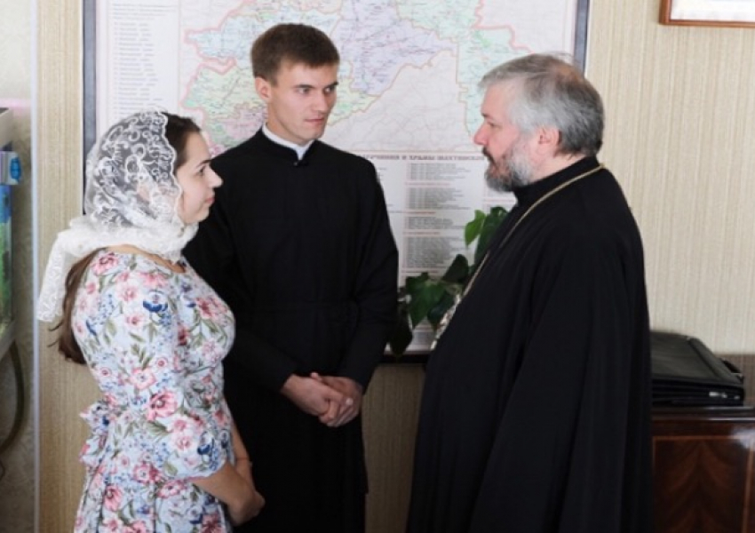 «Совет да любовь!»: епископ благословил шахтинского семинариста на создание семьи