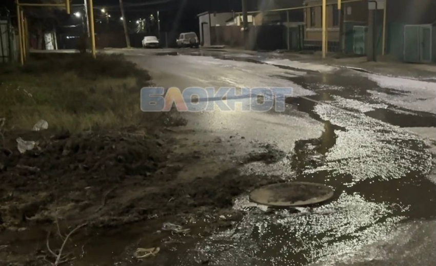 Порывы воды создают аварийные ситуации на дорогах в Шахтах 