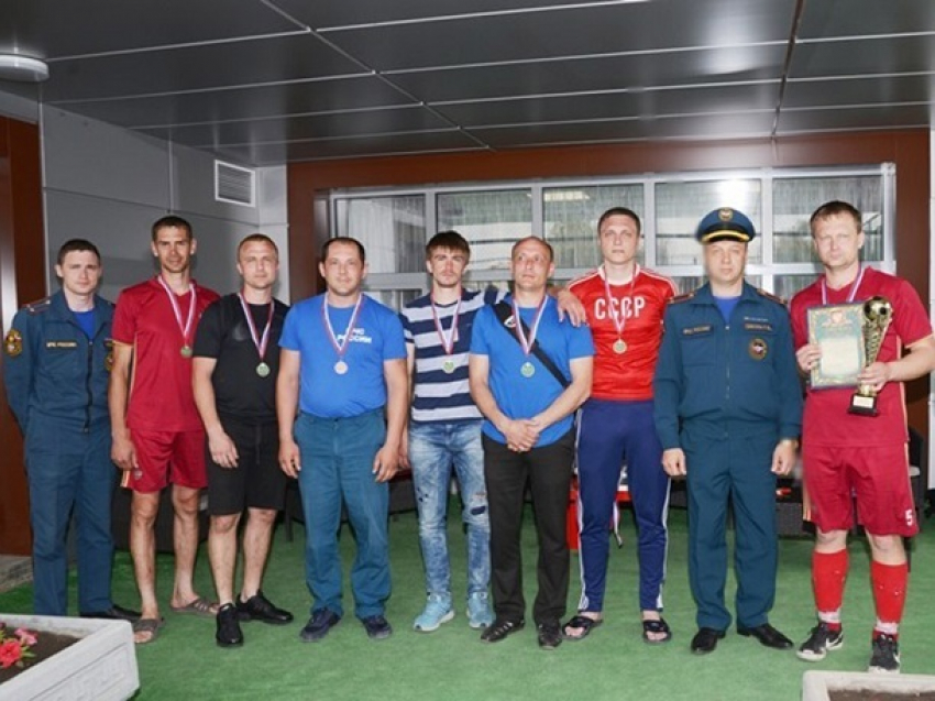 Шахтинские пожарные в соревнованиях по мини-футболу завоевали «бронзу»